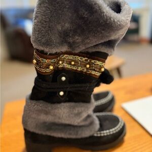 Stylish Black and Gray Fukaraa Women’s Snow Boots.